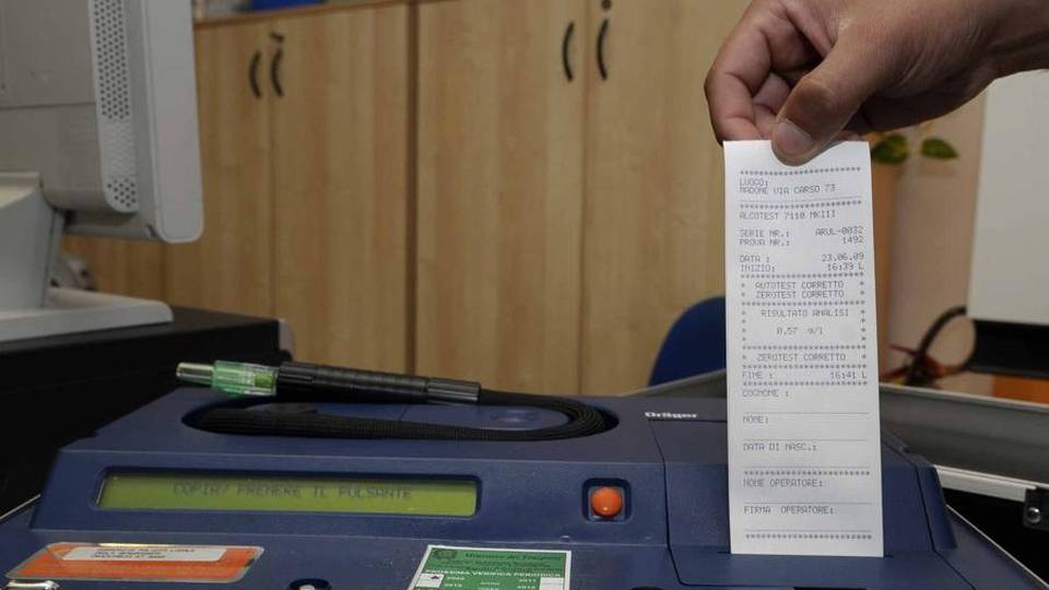 Positivi all’alcoltest: sette patenti ritirate Notte di controlli nell’area della movida Positivi all’alcoltest: sette patenti ritirate Notte di controlli nell’area della movida