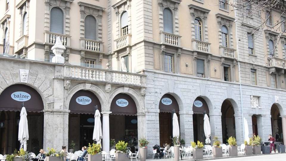Cucina, pasticceria e dehor Ecco il nuovo Balzer sul Sentierone Cucina, pasticceria e dehor Ecco il nuovo Balzer sul Sentierone