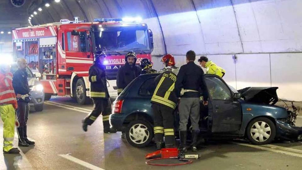 Schianto frontale in galleria a Lecco Muore 59enne di Caprino, ferita collega Schianto frontale in galleria a Lecco Muore 59enne di Caprino, ferita collega