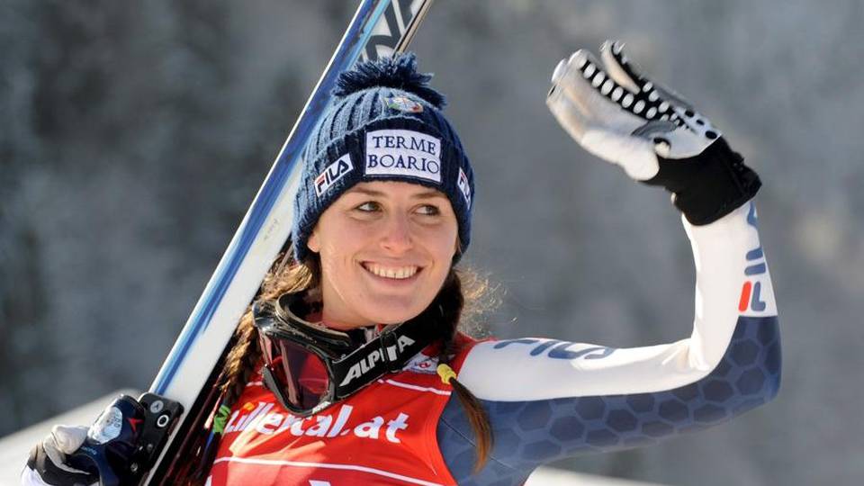 Perde il portafoglio sulla pista da sci Lo trovano Elena e Nadia Fanchini Perde il portafoglio sulla pista da sci Lo trovano Elena e Nadia Fanchini