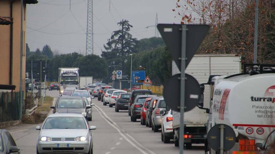 Orio, rallentamenti sulla SS671 Segui le nostre news in tempo reale Orio, rallentamenti sulla SS671 Segui le nostre news in tempo reale