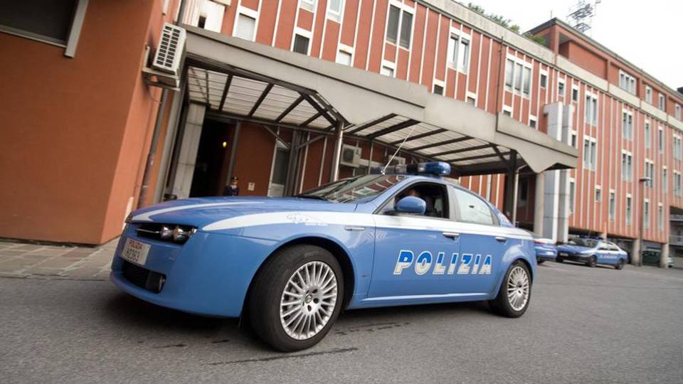 30enne si sente male in Questura Massaggio cardiaco degli agenti: è grave 30enne si sente male in Questura Massaggio cardiaco degli agenti: è grave