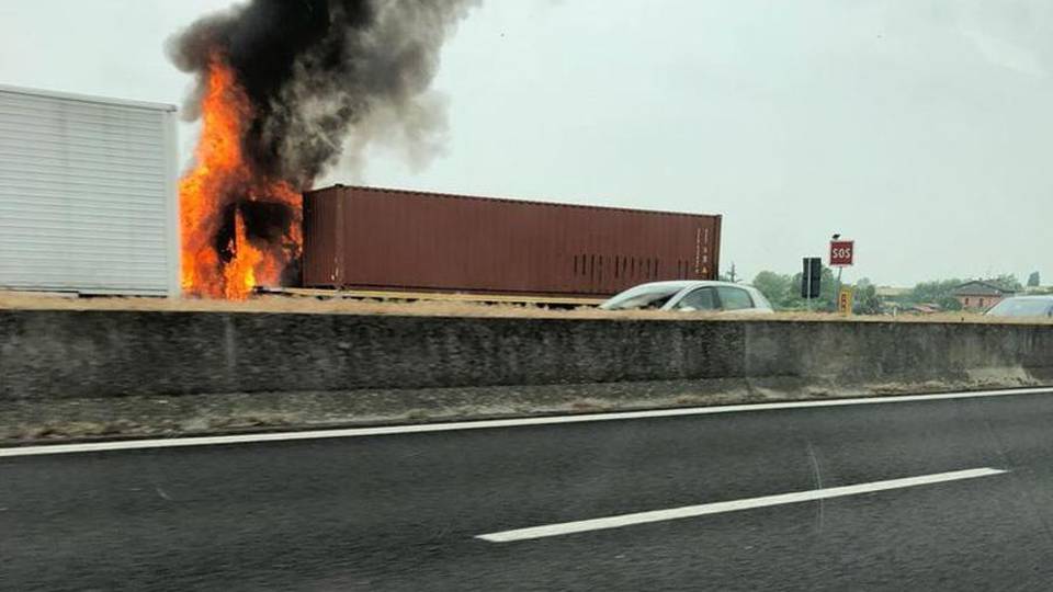 Tir in fiamme sull’autostrada A4 Lunghe code a Palazzolo, nessun ferito Tir in fiamme sull’autostrada A4 Lunghe code a Palazzolo, nessun ferito