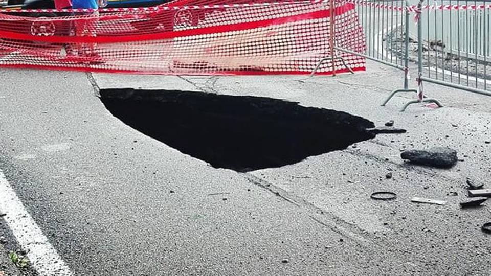 Voragine sul ponte che porta a Fonteno Val Cavallina, box e scantinati allagati Voragine sul ponte che porta a Fonteno Val Cavallina, box e scantinati allagati
