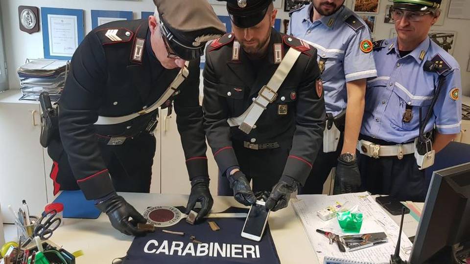 Treviglio, scoperto minimarket della droga Arrestati padre e figlio spacciatori Treviglio, scoperto minimarket della droga Arrestati padre e figlio spacciatori