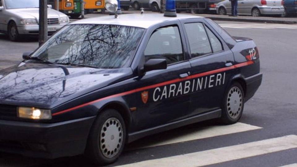 Minaccia i clienti di un bar a Terno Preso ma poi aggredisce i carabinieri Minaccia i clienti di un bar a Terno Preso ma poi aggredisce i carabinieri