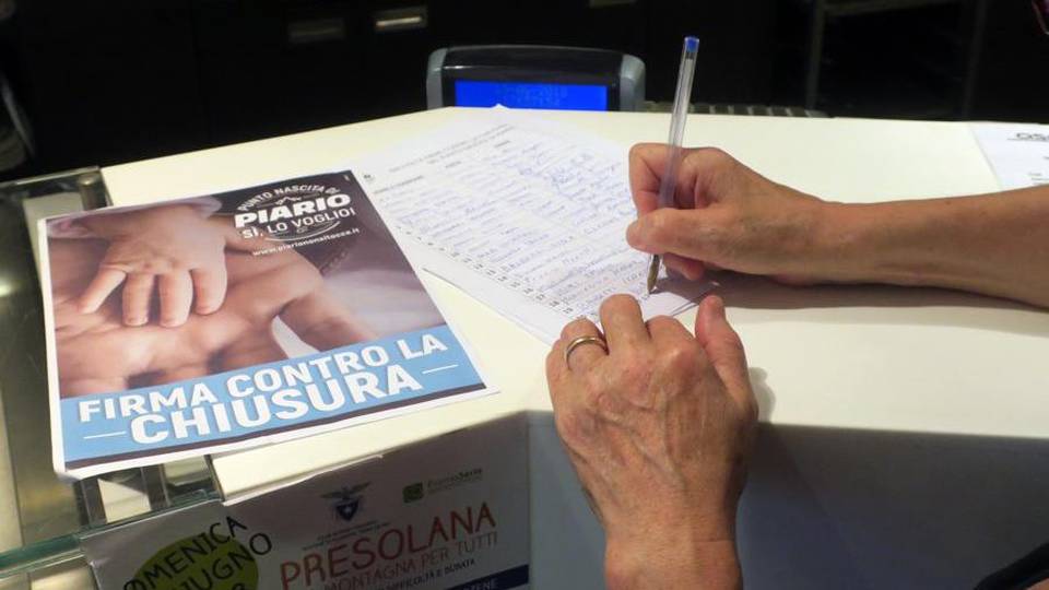 Piario, i sindaci contro la chiusura Raccolte 10.500 firme per il punto nascita Piario, i sindaci contro la chiusura Raccolte 10.500 firme per il punto nascita