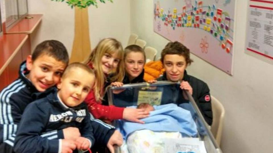 Piario, sale la protesta per la chiusura Sorelle Bianchi, 11 figli nati tutti qui Piario, sale la protesta per la chiusura Sorelle Bianchi, 11 figli nati tutti qui