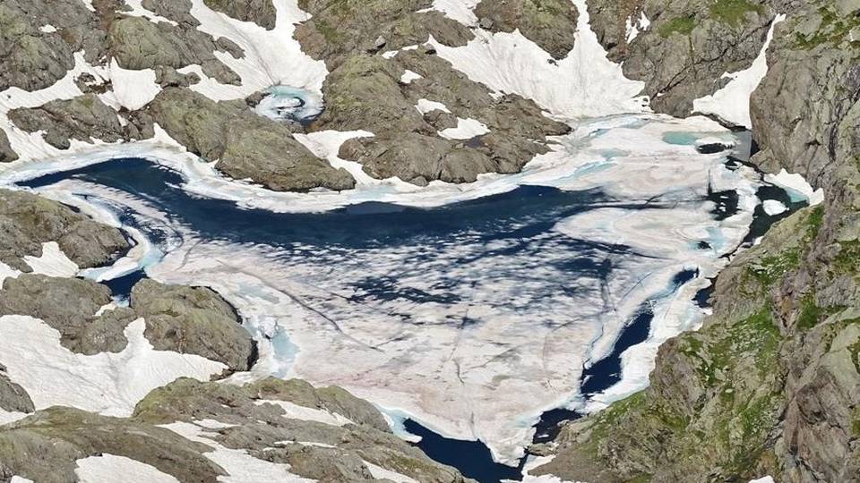 Il lago a forma di cuore sulle Orobie A fine giugno è ancora ghiacciato - Foto Il lago a forma di cuore sulle Orobie A fine giugno è ancora ghiacciato - Foto