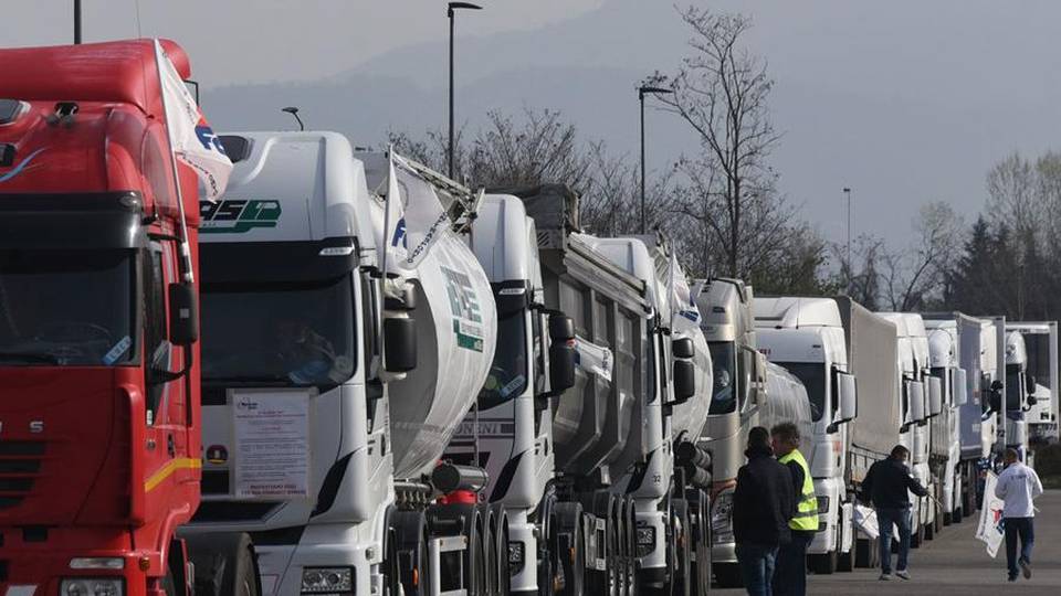 Bergamo tre denunciati per caporalato Compensi più bassi della metà del dovuto Bergamo tre denunciati per caporalato Compensi più bassi della metà del dovuto