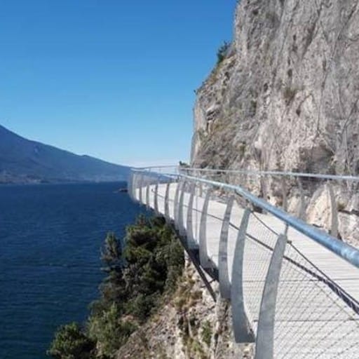 Apre la ciclabile «più bella del mondo» Percorso a strapiombo sul lago -  Video - Cronaca, italia