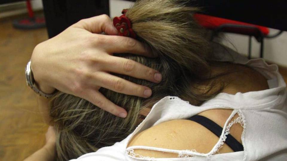 Picchia la moglie davanti ai Carabinieri Ghisalba, in arresto camionista di 54 anni Picchia la moglie davanti ai Carabinieri Ghisalba, in arresto camionista di 54 anni