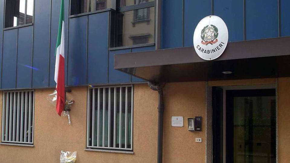 Dieci furti, la volante lo insegue Si «rifugia» dai carabinieri: preso Dieci furti, la volante lo insegue Si «rifugia» dai carabinieri: preso
