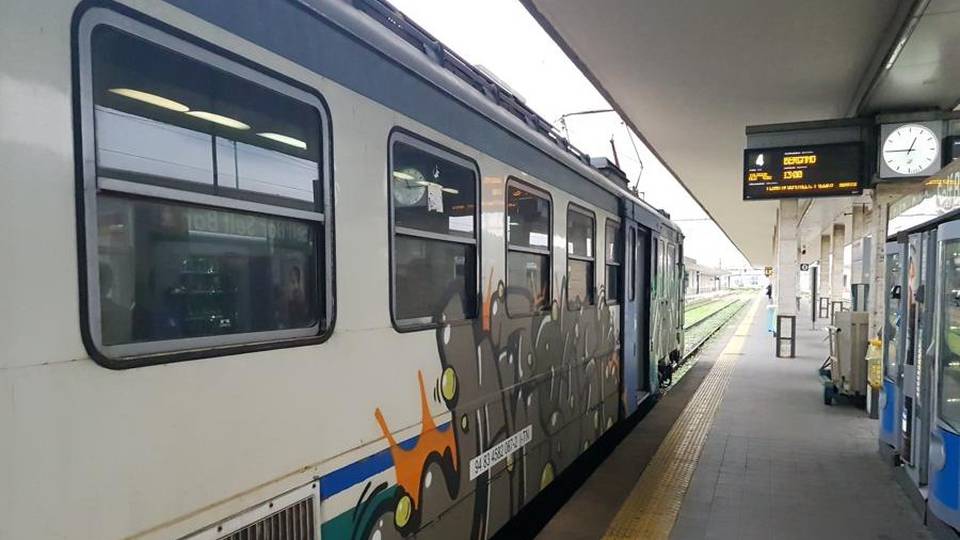 Disagi per chi viaggia in treno Da sabato sera partenze a singhiozzo Disagi per chi viaggia in treno Da sabato sera partenze a singhiozzo