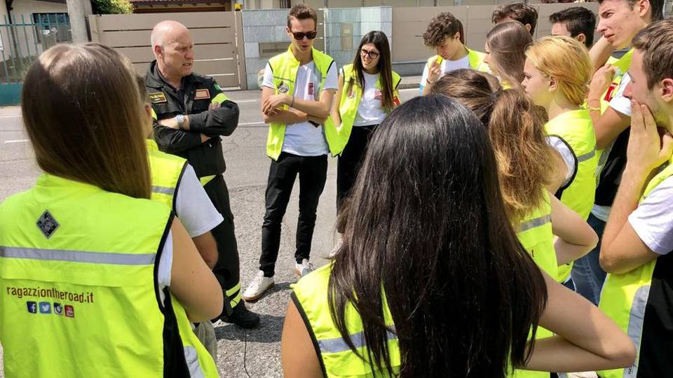 «Ho visto coetanei rovinarsi con l’alcol» On the road, 40 ragazzi si raccontano «Ho visto coetanei rovinarsi con l’alcol» On the road, 40 ragazzi si raccontano