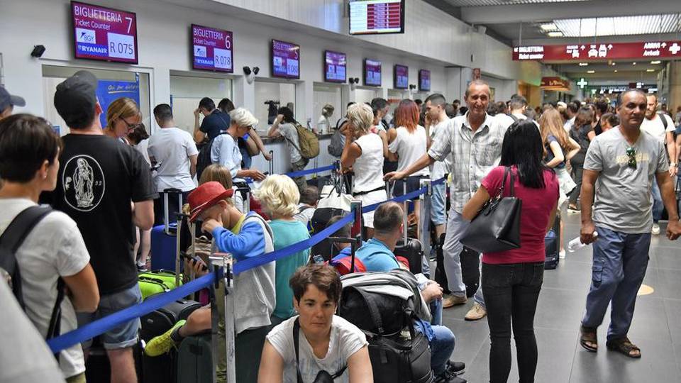 Ryanair non cede: niente risarcimenti I consumatori pronti alla battaglia Ryanair non cede: niente risarcimenti I consumatori pronti alla battaglia