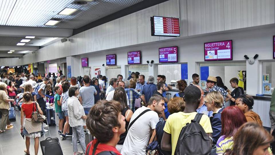 Ryanair, oltre 7 mila a terra a Orio al Serio «Lo sciopero? Non pagheremo rimborsi» Ryanair, oltre 7 mila a terra a Orio al Serio «Lo sciopero? Non pagheremo rimborsi»