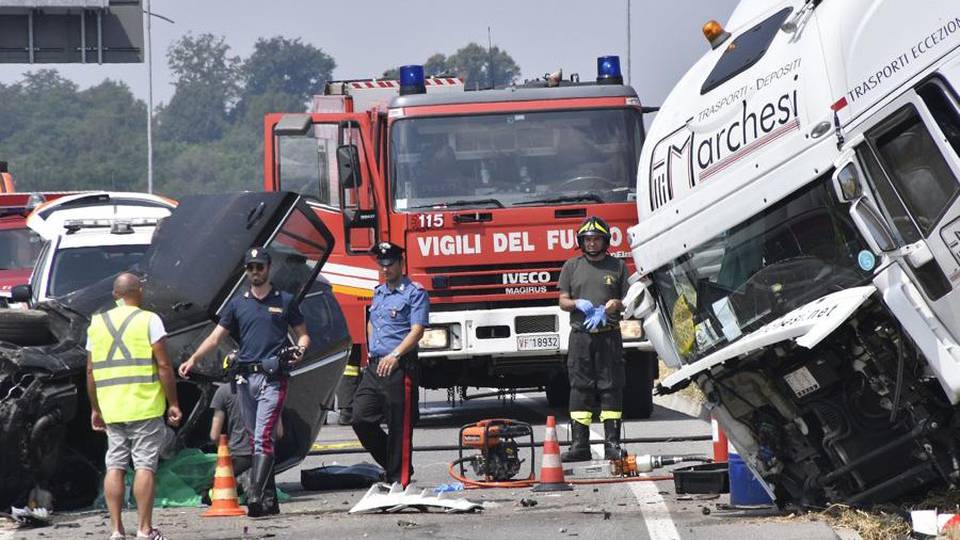 Luglio nero sulle strade bergamasche 14 morti, moltissimi giovani - Video Luglio nero sulle strade bergamasche 14 morti, moltissimi giovani - Video