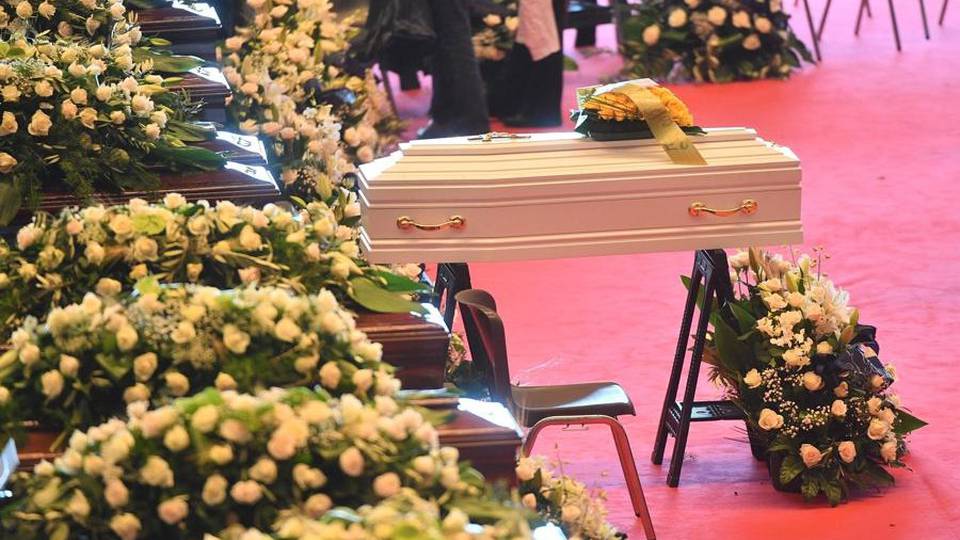 Genova, i funerali di Stato - la diretta Famiglia nelle macerie: le vittime sono 41 Genova, i funerali di Stato - la diretta Famiglia nelle macerie: le vittime sono 41