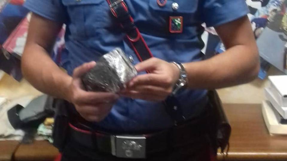 Sorpreso con mezzo chilo di hashish Arrestato spacciatore a Zingonia Sorpreso con mezzo chilo di hashish Arrestato spacciatore a Zingonia