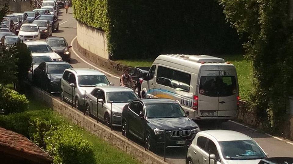 Sosta selvaggia in Valvertova Piovono (ancora) decine di multe Sosta selvaggia in Valvertova Piovono (ancora) decine di multe