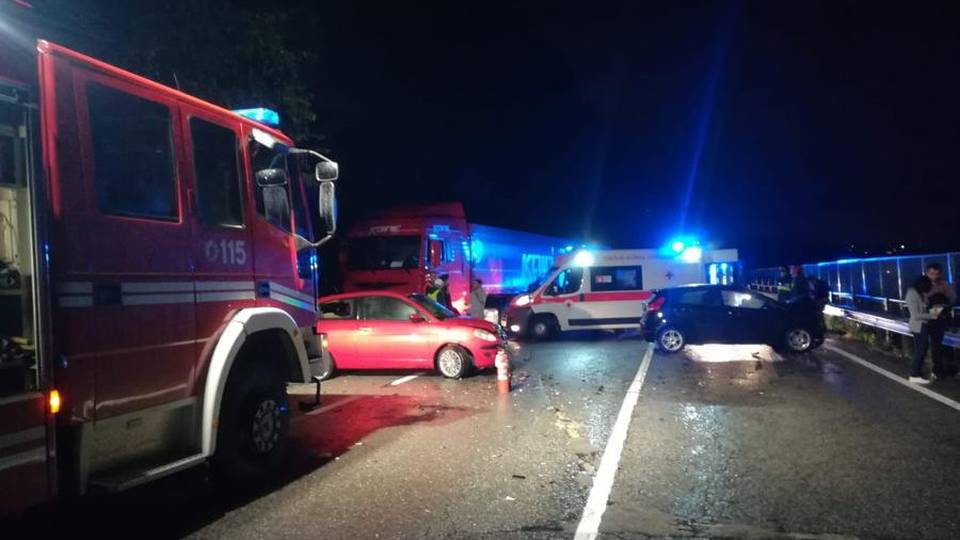 Incidente all’alba a Villa d’Almè Otto giovani coinvolti, quattro feriti Incidente all’alba a Villa d’Almè Otto giovani coinvolti, quattro feriti