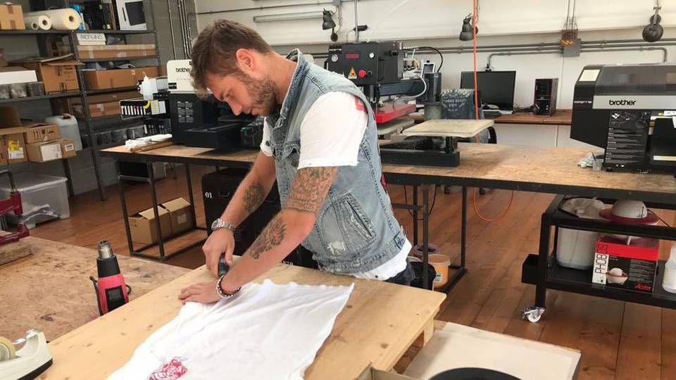 Il rock? È artigianale e orobico A Cenate Sotto le t-shirt di Aarts Il rock? È artigianale e orobico A Cenate Sotto le t-shirt di Aarts
