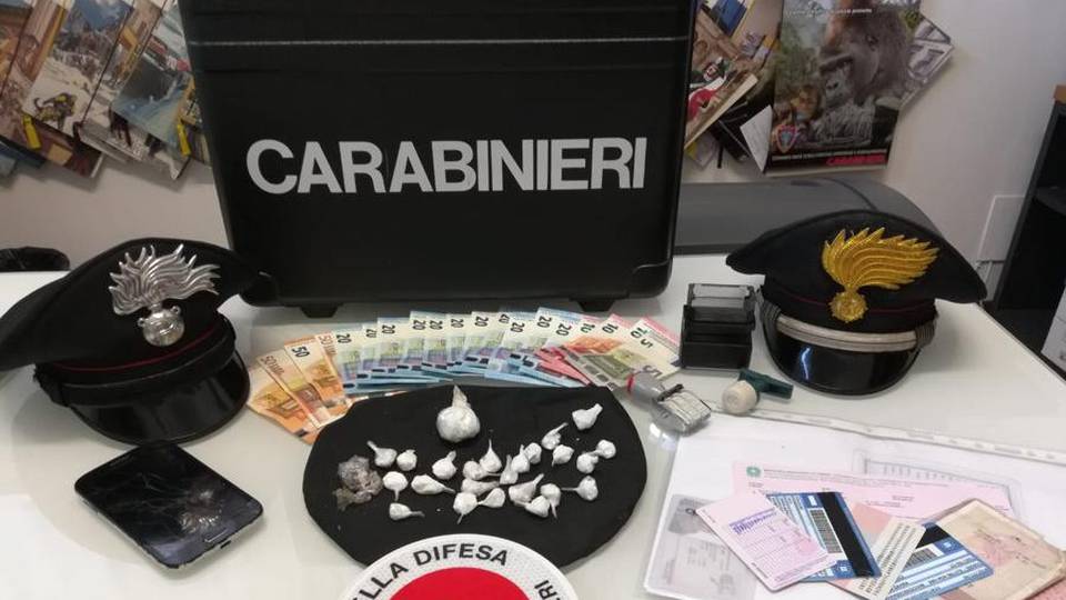 Falsificava le patenti per gli stranieri Gandino, in casa certificati e droga Falsificava le patenti per gli stranieri Gandino, in casa certificati e droga