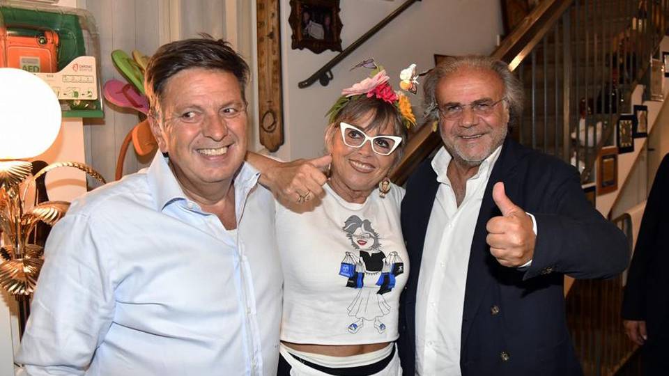 Maxi festa per i 75 anni della Giuliana Musica con Jerry Calà e tanti amici Maxi festa per i 75 anni della Giuliana Musica con Jerry Calà e tanti amici
