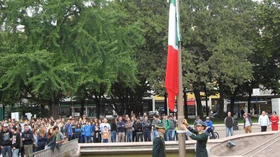 Alzabandiera in piazza Vittorio Veneto «Diventerà un appuntamento mensile» Alzabandiera in piazza Vittorio Veneto «Diventerà un appuntamento mensile»