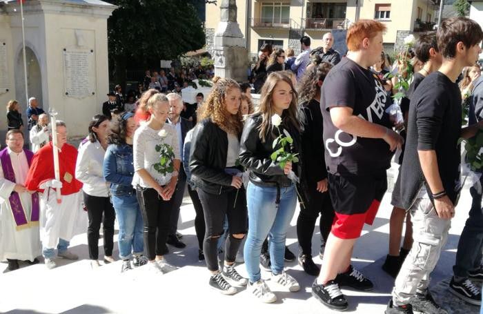 Ai funerali di Luigi i suoi coscritti con una rosa bianca
