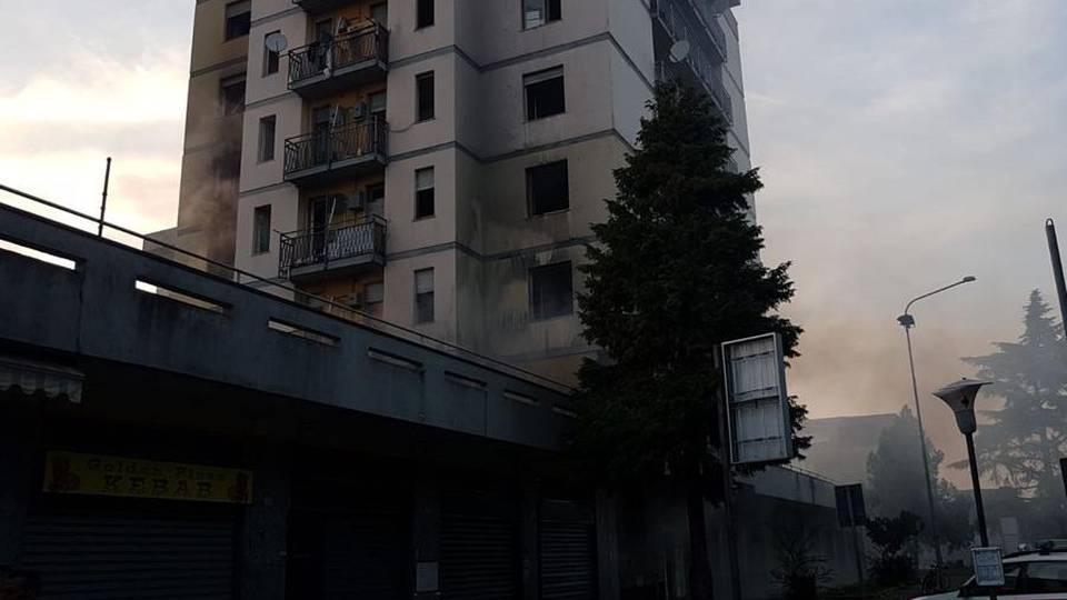 Ancora fiamme a Zingonia Tre intossicati nelle torri -Foto Ancora fiamme a Zingonia Tre intossicati nelle torri -Foto