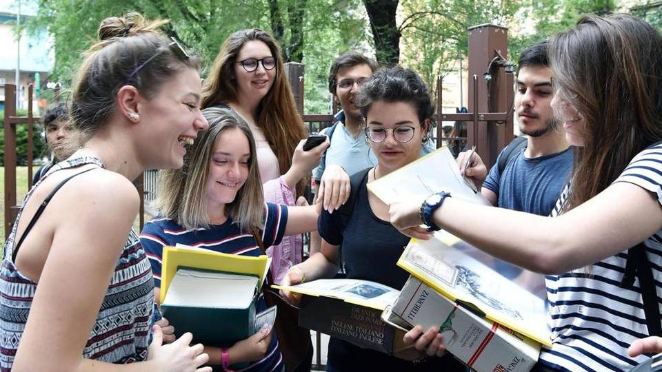 L’educazione civica ritorni tra i banchi L’educazione civica ritorni tra i banchi