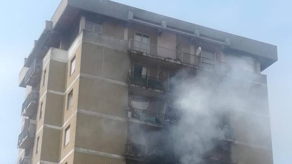 Zingonia, ancora fiamme nelle torri Ennesimo intervento dei vigili del fuoco Zingonia, ancora fiamme nelle torri Ennesimo intervento dei vigili del fuoco