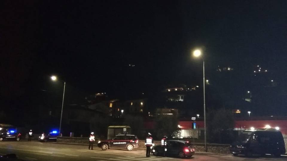 Controlli anti ebbrezza e furti E i carabinieri scovano un pregiudicato Controlli anti ebbrezza e furti E i carabinieri scovano un pregiudicato