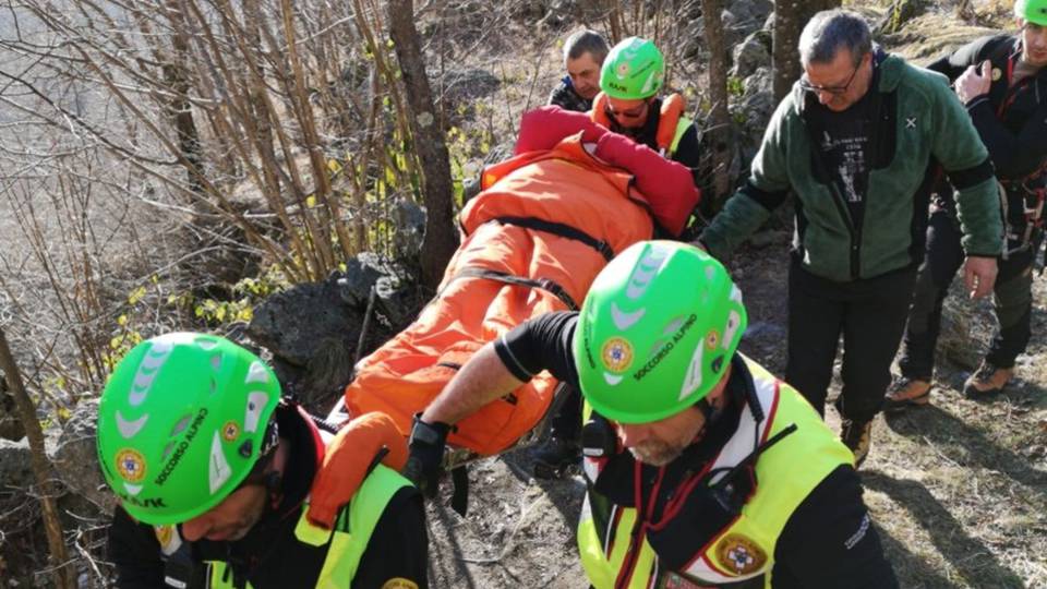 Jeep con catene per una 52enne ferita Soccorso Alpino in azione a Valbondione Jeep con catene per una 52enne ferita Soccorso Alpino in azione a Valbondione