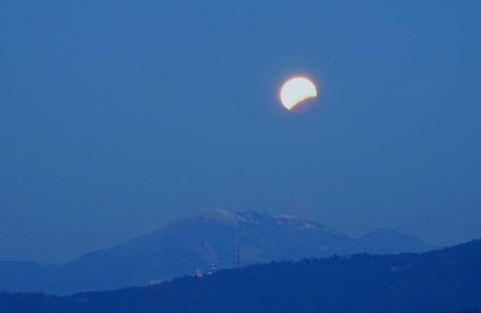 Eclisse di luna nello scatto di Mirco Bonacorsi