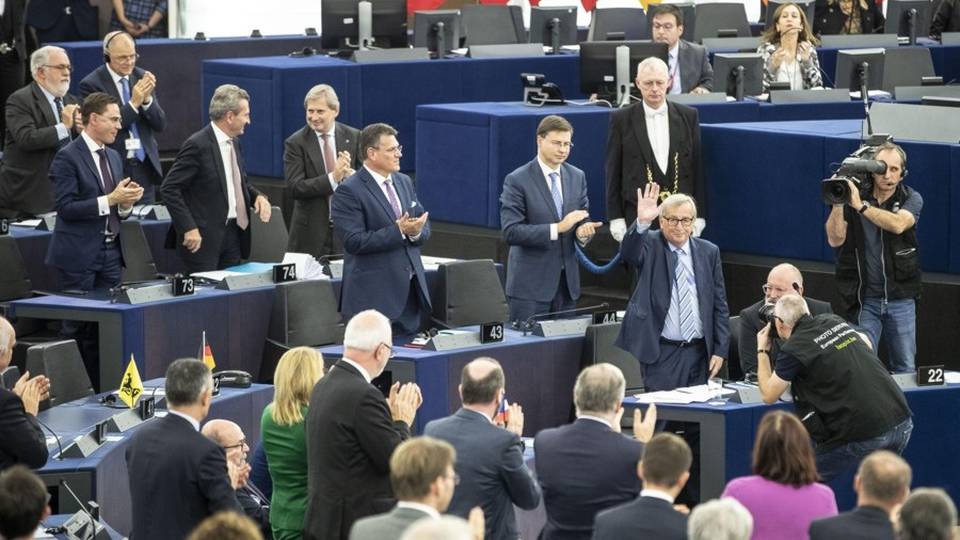 Strasburgo, standing ovation per Juncker Il bergamasco Zanni (Lega) resta seduto Strasburgo, standing ovation per Juncker Il bergamasco Zanni (Lega) resta seduto