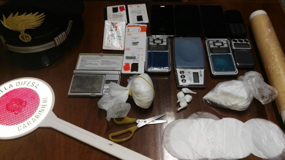 Tenta di fuggire all’alt dei Carabinieri In casa la droga, arrestato 48enne Tenta di fuggire all’alt dei Carabinieri In casa la droga, arrestato 48enne