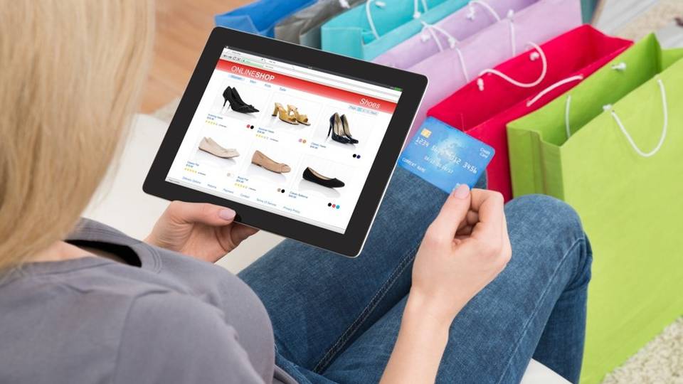I negozi bergamaschi: on line? No, grazie Solo 2 su 10 si affidano all’e-commerce I negozi bergamaschi: on line? No, grazie Solo 2 su 10 si affidano all’e-commerce