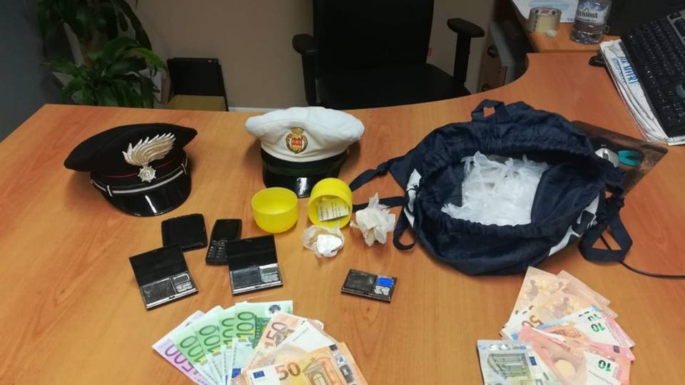 Sequestrati bilancino e duemila euro Scanzo, preso spacciatore di cocaina Sequestrati bilancino e duemila euro Scanzo, preso spacciatore di cocaina
