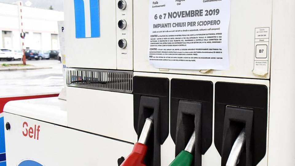 Benzina, chiusi sei impianti su dieci E c’è chi la vende a 2 euro al litro Benzina, chiusi sei impianti su dieci E c’è chi la vende a 2 euro al litro