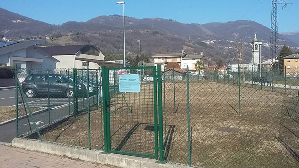 Area cani scambiata per toilette A Casazza scattano le fototrappole Area cani scambiata per toilette A Casazza scattano le fototrappole