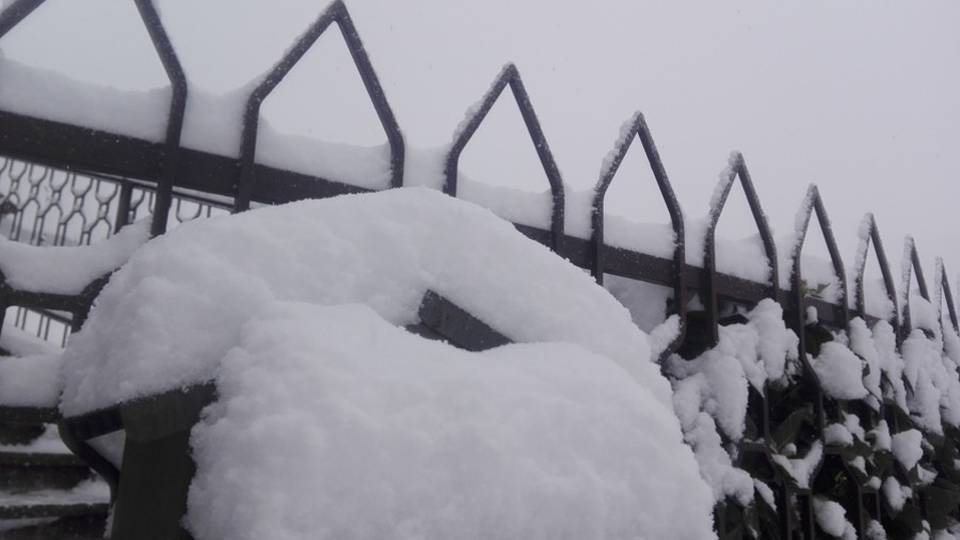 Le valli innevate, fiocchi bianchi in città Chiuse dieci scuole in tutta la provincia Le valli innevate, fiocchi bianchi in città Chiuse dieci scuole in tutta la provincia