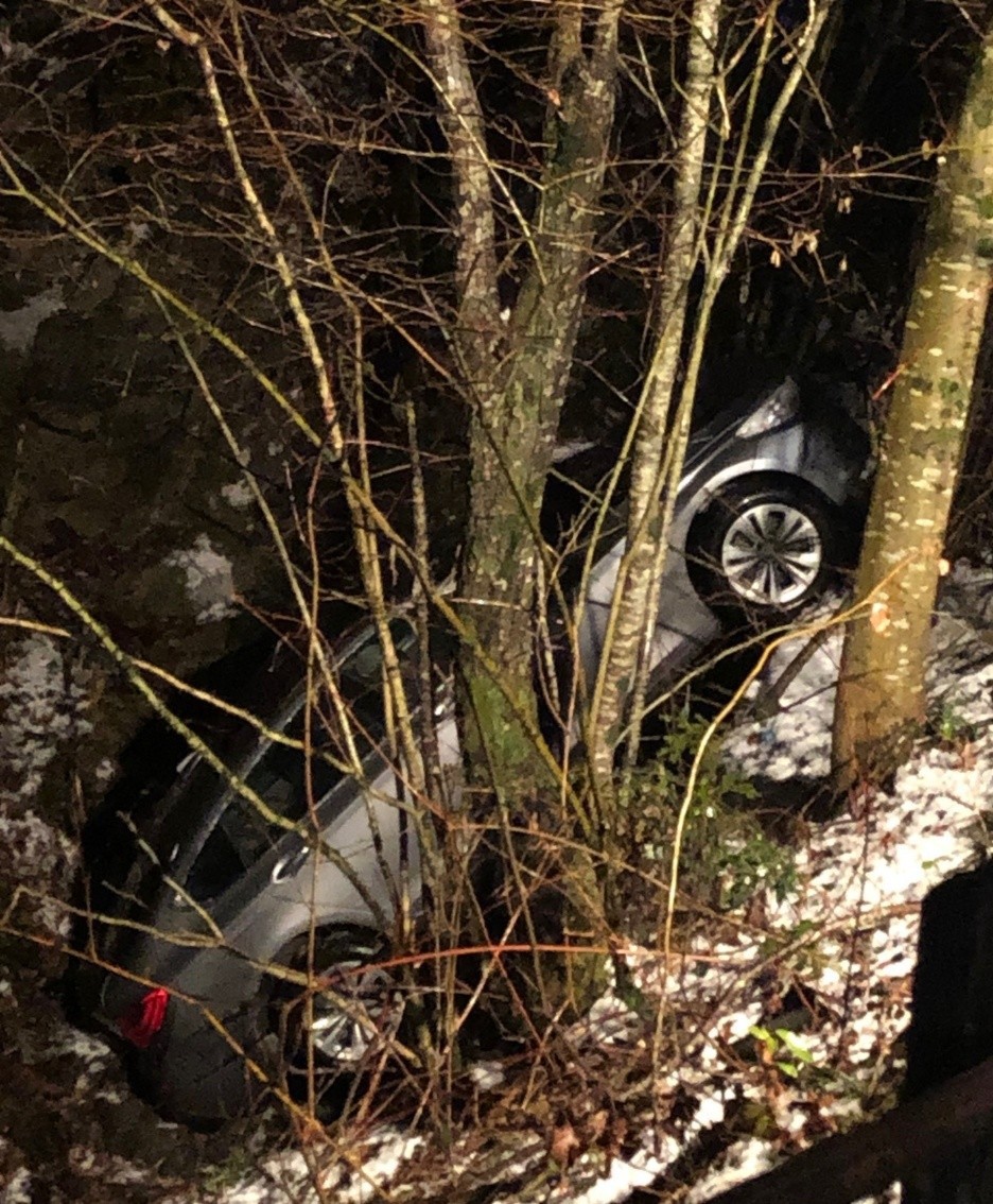 L’auto finita nel fosso a Solto Collina