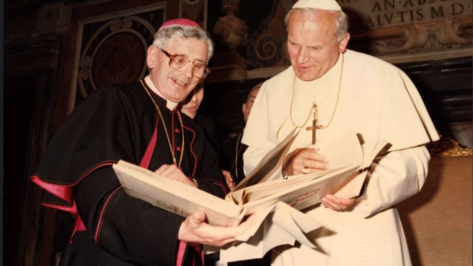 Vescovo Oggioni, anniversario della morte Una messa e un libro per ricordarlo Vescovo Oggioni, anniversario della morte Una messa e un libro per ricordarlo