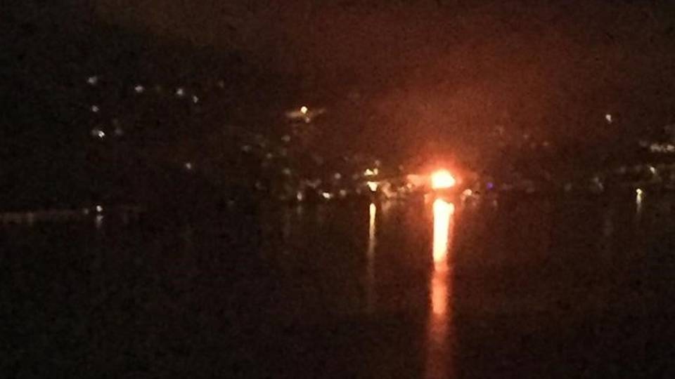 Fiamme alte 20 metri nella notte sul lago A Marone brucia azienda tessile - Video Fiamme alte 20 metri nella notte sul lago A Marone brucia azienda tessile - Video