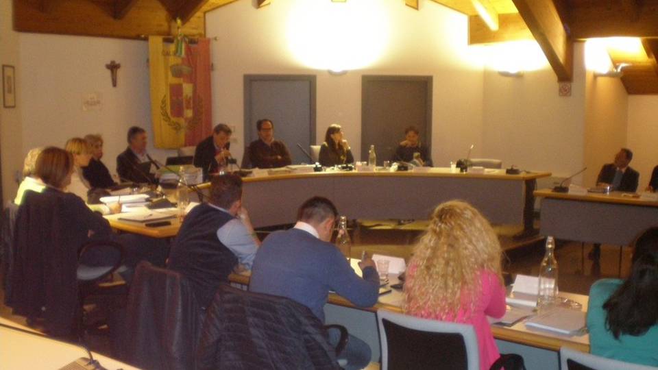 Calolzio, «zone rosse e blu» per i migranti Congelato il regolamento della discordia Calolzio, «zone rosse e blu» per i migranti Congelato il regolamento della discordia