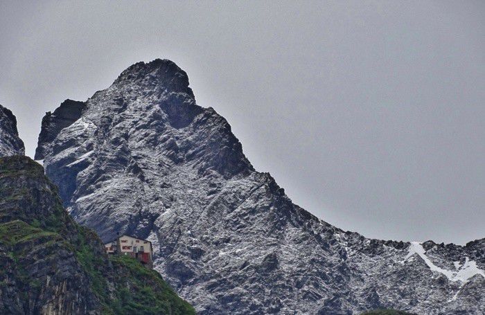 Le montagne dietro il rifugio Merelli al Coca imbiancate dalla nevicata di oggi