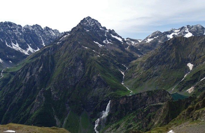 Le vette dell'alta Val Seriana imbiancate dalla nevicata del mattino: da sinistra il pizzo Redorta, il Pizzo Scais e il Pizzo Coca